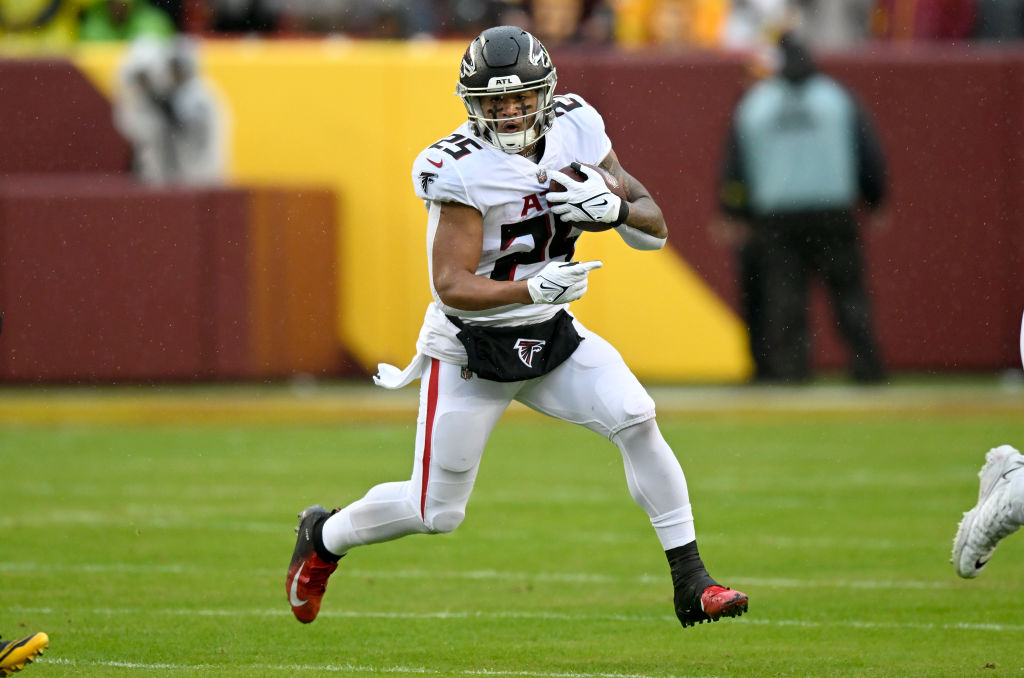 Week 16 Fantasy Football Running Back & Wide Receiver Waiver Wire Pickups:  Tyler Allgeier Is Beasting It Up!